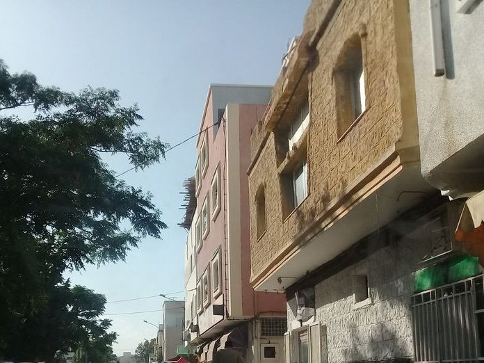Farrelly Jeans, Cité El Khadra