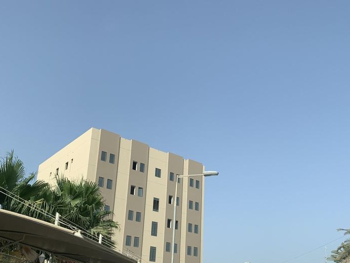 Latifa Salon, Sanad