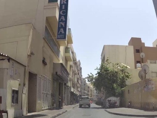 Africana Hotel, Naif