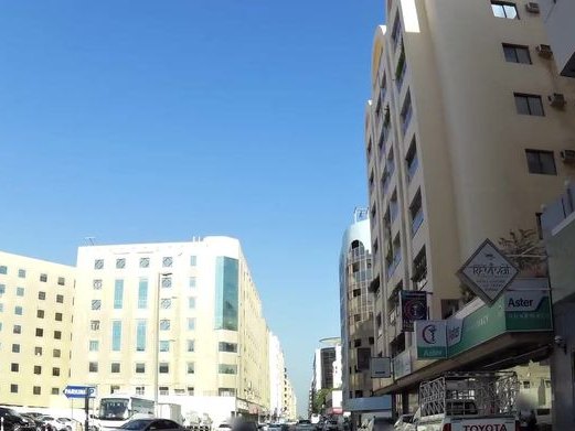Raintree rolla hotel, Mina Bazaar