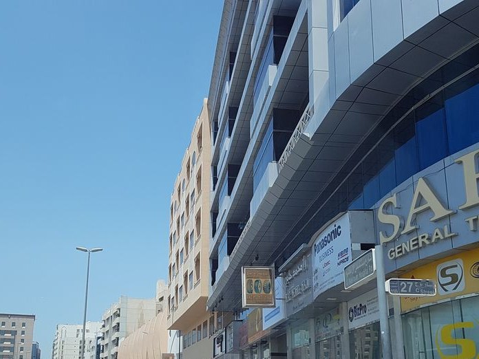 Trans World Hotel, Naif