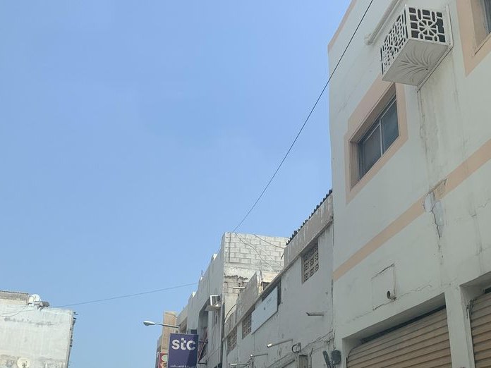 Red & Black Mens Saloon, Halat Al-Sletah