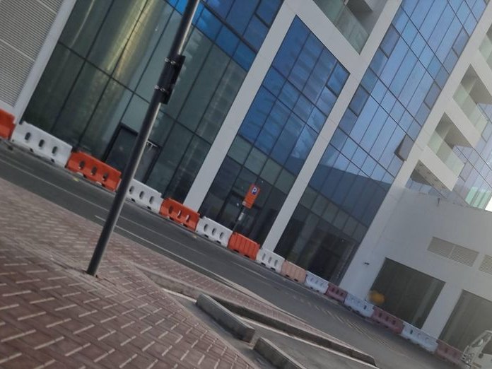 Kol W Akelny, Jumeirah Lakes Towers