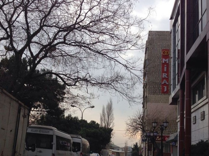 Miraj Kafe, Montin Qəsəbəsi
