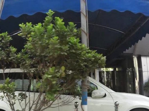Sawalef Men Saloon, Al Majaz