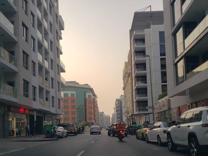 Ala Hawak, Al Barsha 1